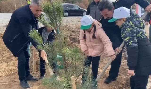 Kütahya’da şehitler anısına 400 fidan toprakla buluştu