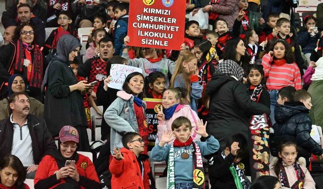 Minik taraftarlar "Kucak Dolusu Hayaller" ile tribünle buluştu