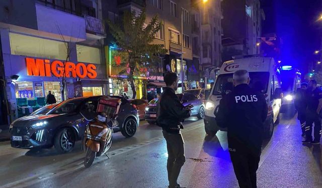 Motosiklet önce yayaya, sonra otomobile çarptı: 2 yaralı