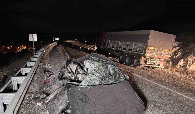 Afyonkarahisar’da korkunç kaza: Otomobil tıra çarptı, 4 yaralı