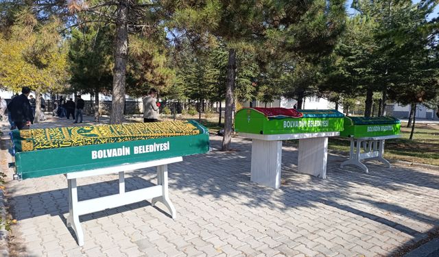 Yemekten zehirlenen aile Afyon’da defnedilecek