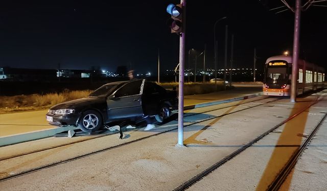 Eskişehir'de aracını bırakıp kaçtı: Tramvay seferleri durdu