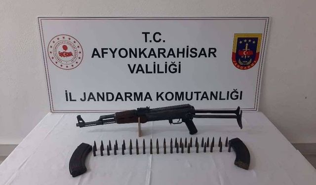 Afyon’da jandarmadan operasyon: Araçtan Kalaşnikov çıktı!