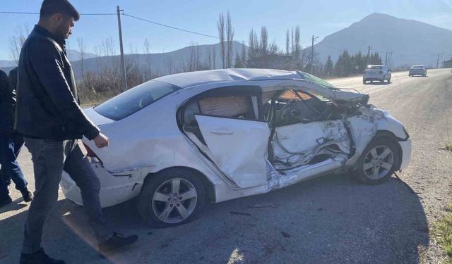 Otomobil ile traktör çarpıştı; 3 yaralı