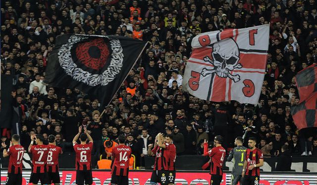 Eskişehirspor maçında unutulmaz gece: Görsel şovlar geceye damga vurdu