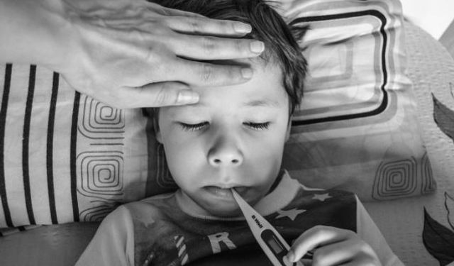 Ateşli çocuğa kalın giysi giymek iyileşmeyi yavaşlatıyor!