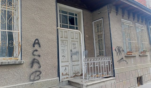 Eskişehir’de çürümeye terk edilen bina tehlike saçıyor!