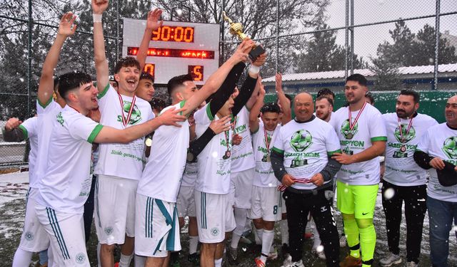 Kar yağışı altında kupa kaldırdılar