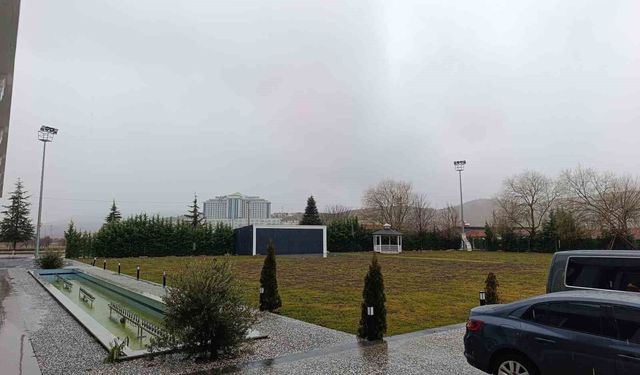 Afyonkarahisar'da beklenen kar yağışı başladı