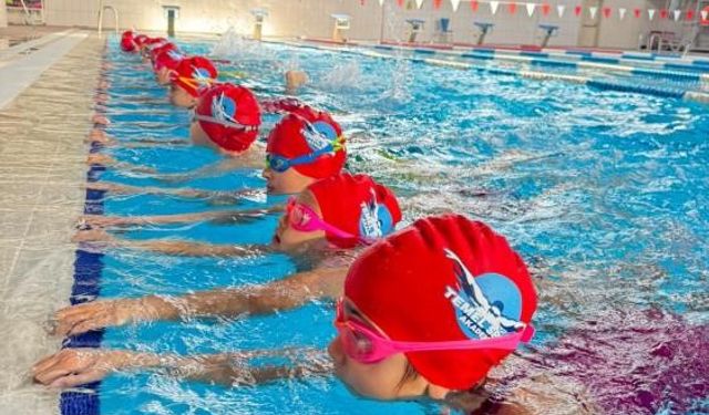 Spor okullarında yüzme antrenmanları aralıksız sürüyor