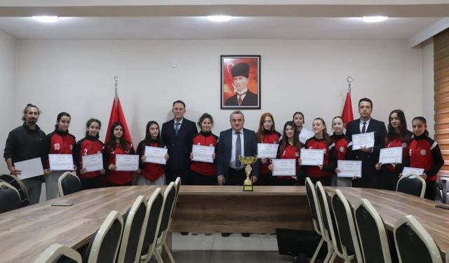 Yıldız Kızlar Voleybol İl Birincisi şampiyonu oldular