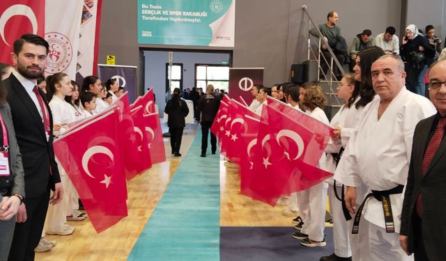 Bakan Osman Aşkın Bak’tan karatecilere ziyaret