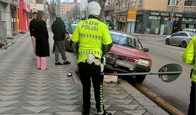 Eskişehir’de korkutan çarpışma: İki otomobil kaldırıma savruldu