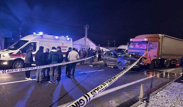 Tır ile otomobil çarpıştı: Bir ölü çok sayıda yaralı var!