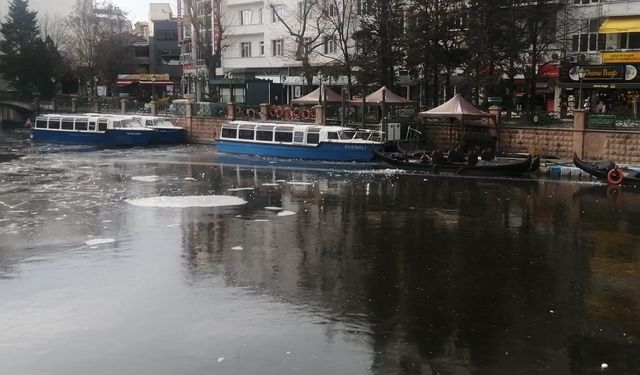 Porsuk Çayı dondu, seferler durdu!