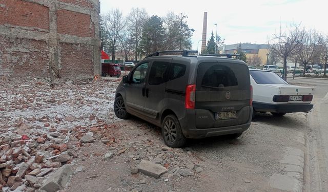 Boş arsa molozlarla doldu, araçlar park alanına çevirdi