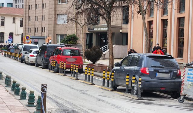 Eskişehir’de duyarsız sürücüleri dubalar engelleyemedi!