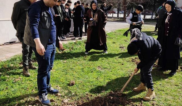 Gediz’de öğrenciler fidanları toprakla buluşturdu