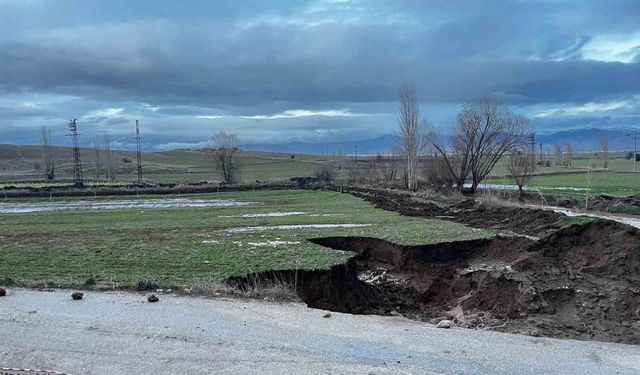 Afyon'da yağış sonrası 4 metre derinliğinde çukur oluştu!