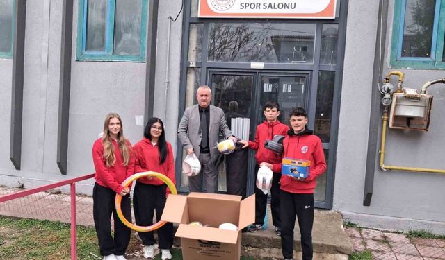 Kütahya'da ihtiyaç sahibi okullara donatım, oyuncak ve spor malzemesi desteği