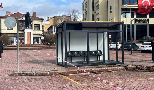 Tavşanlı'da akıllı duraklar montajlanıyor