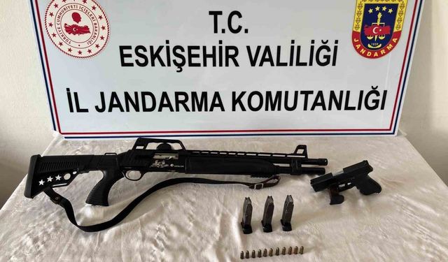 Yasa dışı silah ticareti yapan şahıs jandarmadan kaçamadı