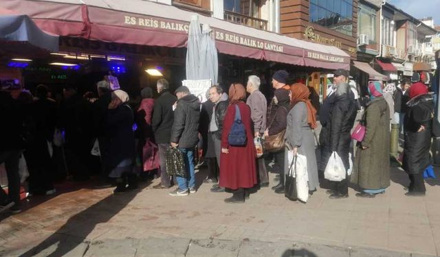 Eskişehir'de böyle kuyruk görülmedi: Fiyatı gören tezgaha koştu!