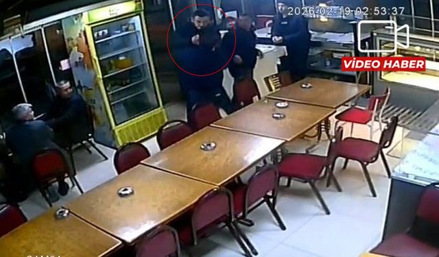 Çay evinde dehşet anları kameralara anbean yansıdı: Defalarca bıçakladı