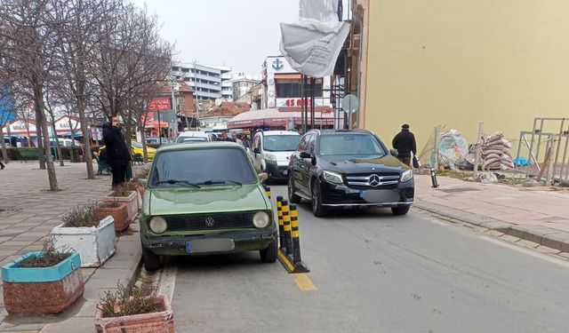 Eskişehir Taşbaşı’nda yasak tanımayan park trafiği kilitledi