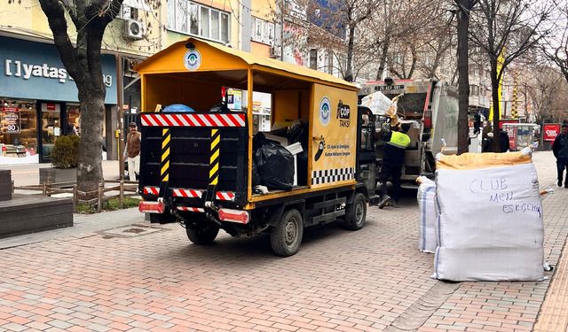 “Çöp Taksi” uygulaması çarşı merkezinde takdir topluyor