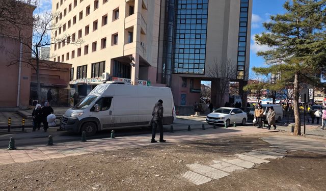 Eskişehir’de duyarsız sürücü trafiği kilitledi!