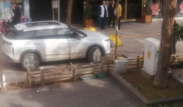 Eskişehir'de yasak yere girmeye kalktı, bariyerlere takıldı