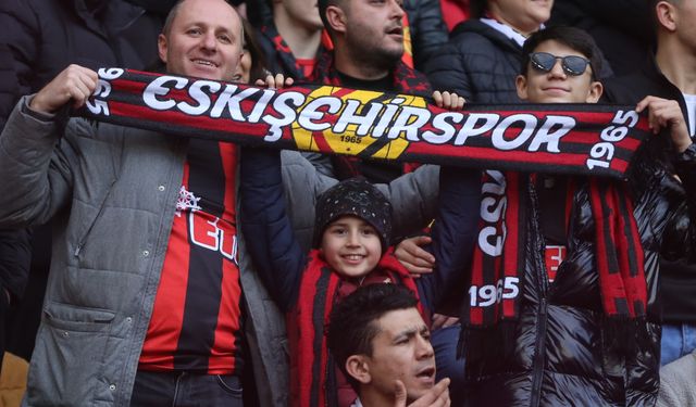 Es Es tribünlerinde renkli görüntüler vardı