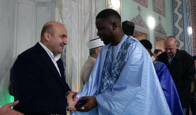 AK Parti İl Başkanı Albayrak vatandaşlarla bayramlaştı