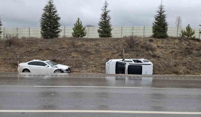 Otomobille hafif ticari aracın çarpıştığı kazada 6 kişi yaralandı