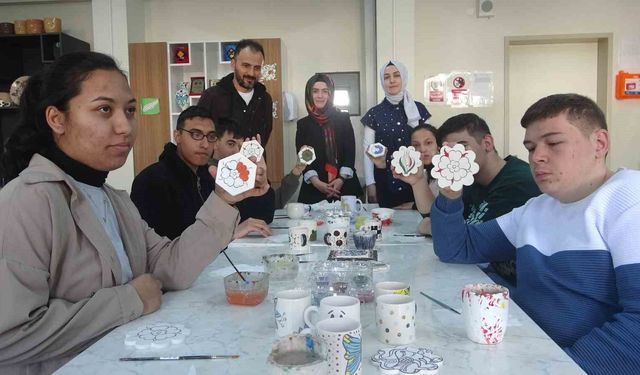 Özel öğrencilerden çini sanatına renkli dokunuş