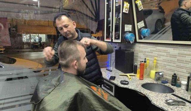 Ramazan Bayramı'nı oturdukları berber sandalyelerinde karşıladılar