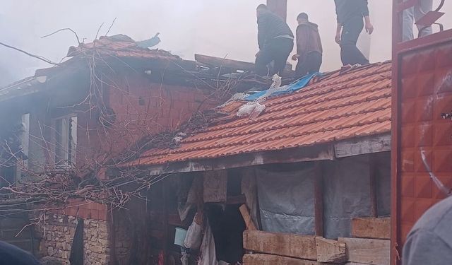 Tavşanlı'da korkutan yangın, iki katlı ev kullanılamaz hale geldi