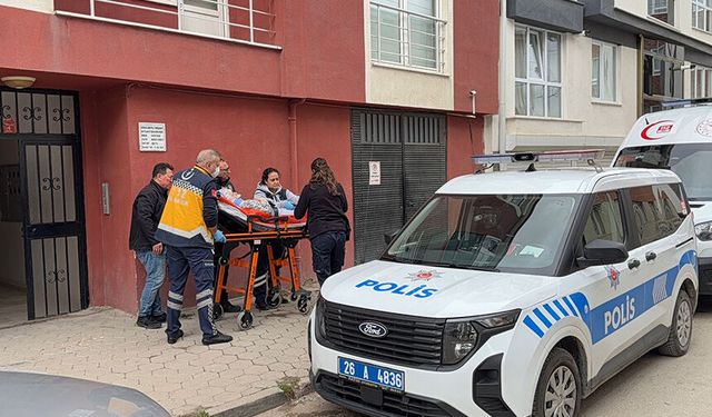 Eskişehir'de evinde yaralı bulunan yaşlı kadın güçlükle kurtarıldı