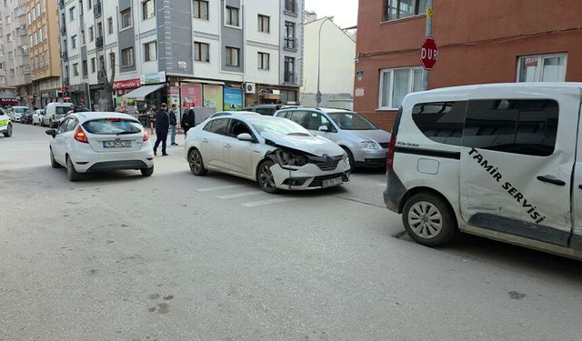Eskişehir'de kaza: 2 araç çarpıştı 3 araç hasar aldı
