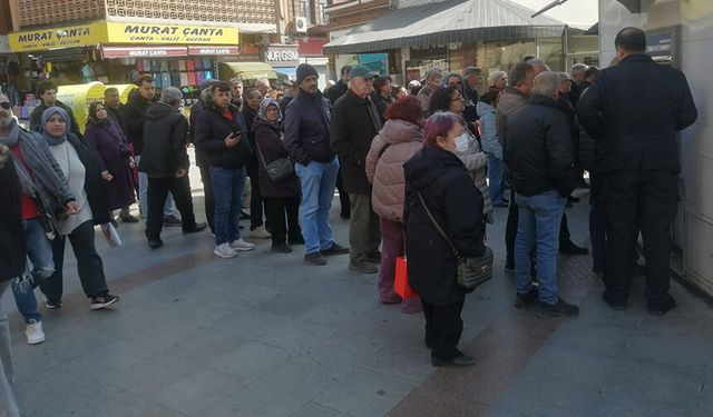 Eskişehir'de sonu gelmeyen kuyruk: Emekliler oraya koştu