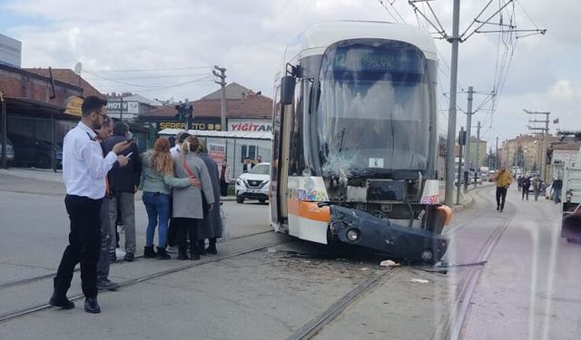 Eskişehir’de tramvay ile servis aracı çarpıştı: Seferler durdu