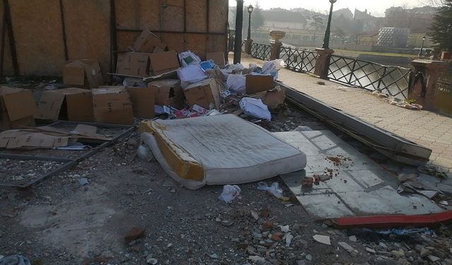 Eskişehir'de uyarıları takan olmadı: Çöplükten farkları kalmadı
