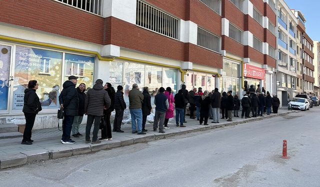 Eskişehir'de uygun fiyatlı ürün kuyruğu: Sabah erkenden sıraya giriyorlar