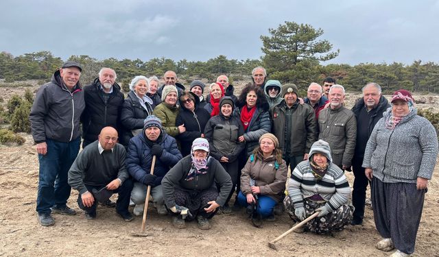 Emekliler 400 fidanı toprakla buluşturdu