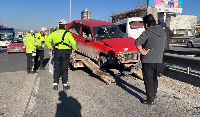 Eskişehir-Bursa karayolunda kaza: 8 aylık hamile kadın yaralandı!