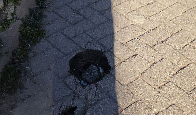 Kaldırımda çukur tehlikesi: Mahalle sakinleri tedirgin