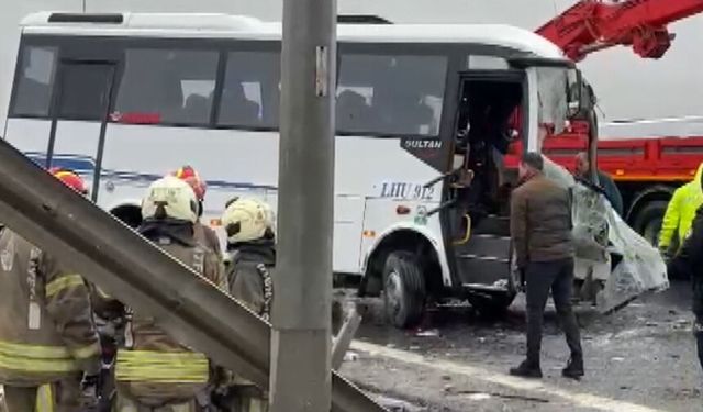 Polis servisi bariyerlere çarptı! 1 şehit, 16 yaralı