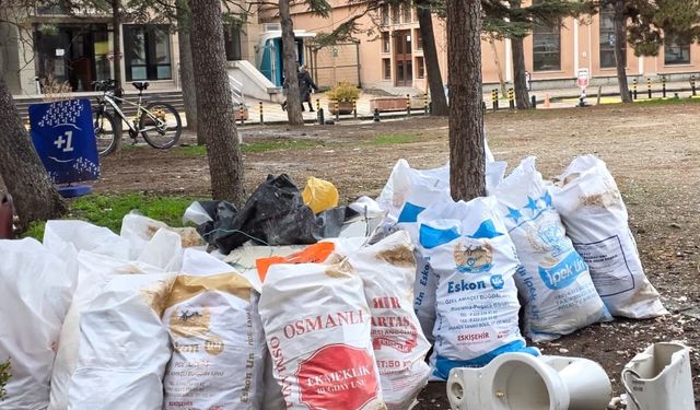 Eskişehir'de sokak ortasında moloz kirliliği