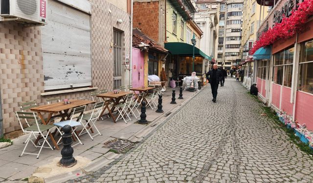 Eskişehir'de kaldırım işgali sürüyor: Vatandaş tepkili!